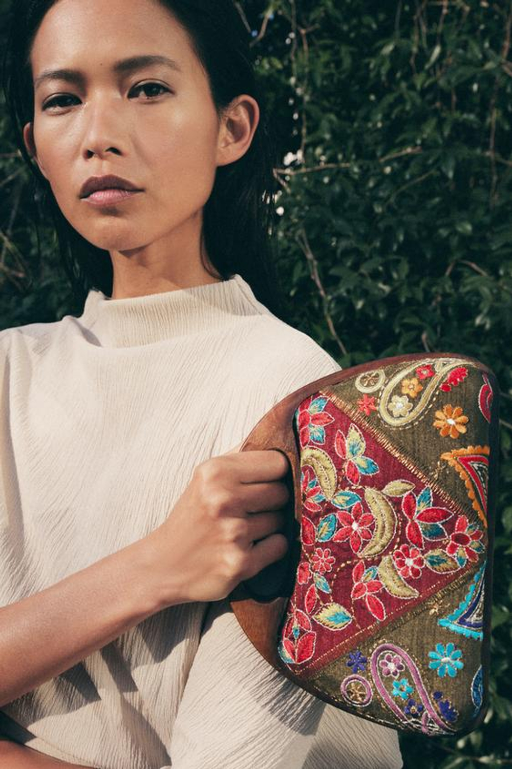 ZARA СУМКА-КОРОБОЧКА С ДЕРЕВЯННЫМИ ДЕТАЛЯМИ И ВЫШИВКОЙ, РАЗНОЦВЕТНЫЙ