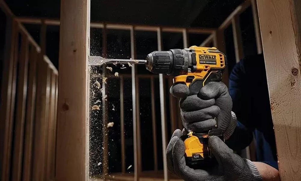 Дрель-шуруповерт Dewalt 12 В XR с набором из 4-х насадок DCD703NT