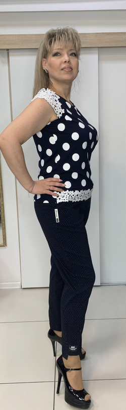 Темно-синие брюки в мелкий светлый горошек