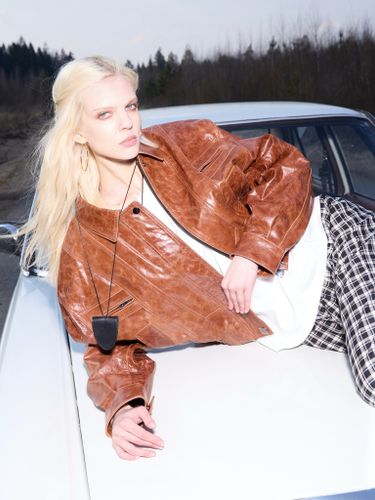 Коричневая кожаная куртка-бомбер