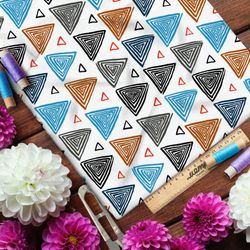 Ткань таффета разноцветные треугольники на белом фоне