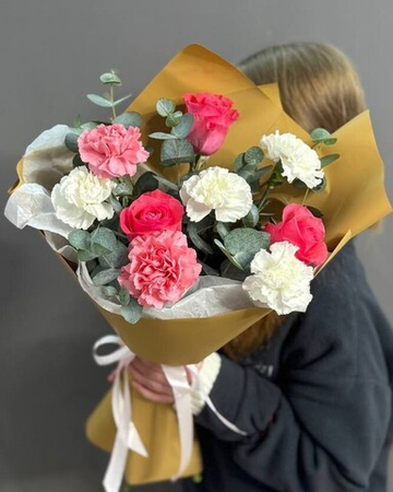 Авторский букет с розами и диантусами