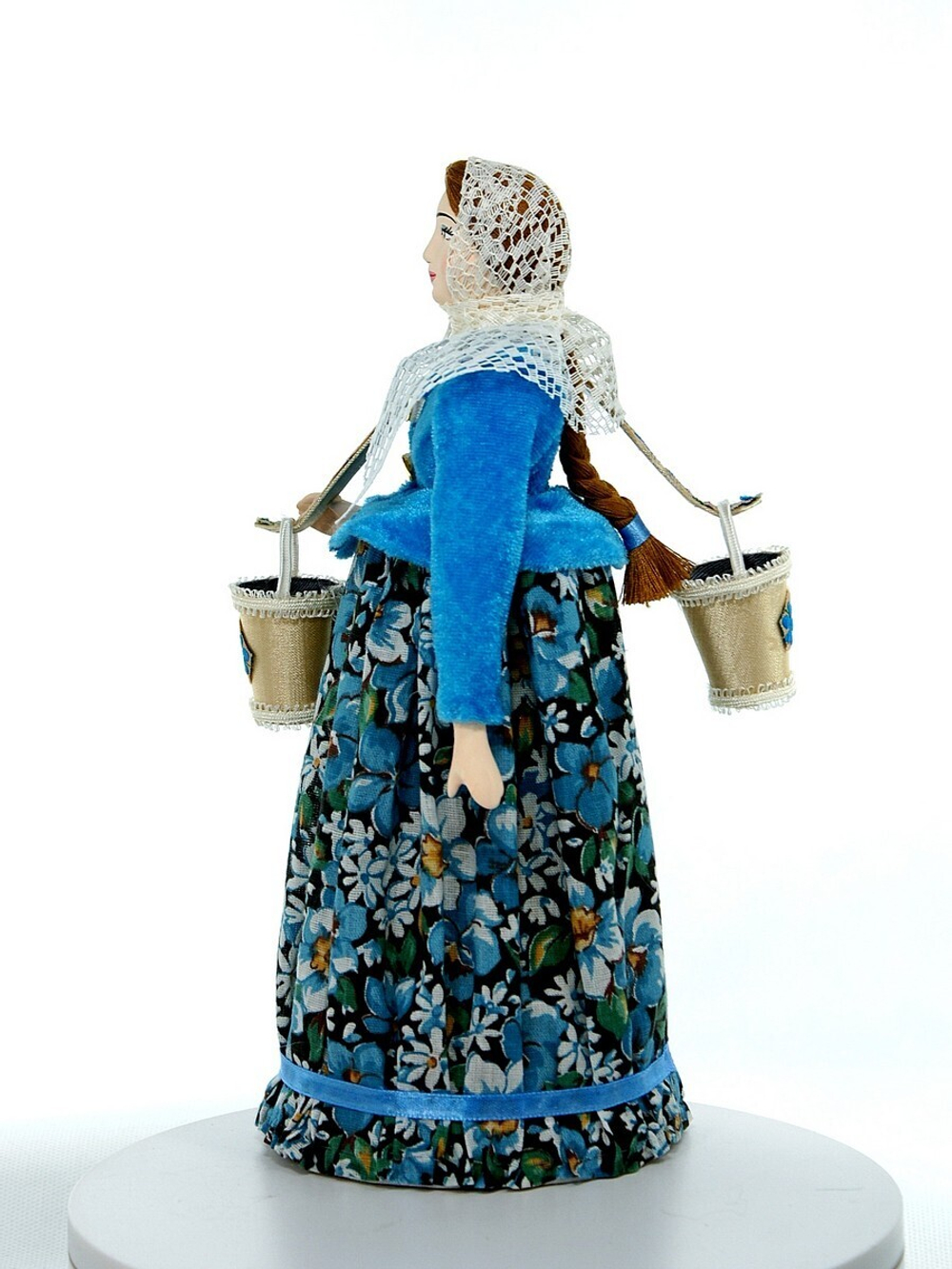 Фарфоровая кукла коллекционная Водоноска-казачка