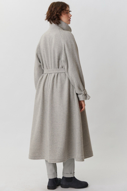 Объемное пальто светло-серого цвета в елочку