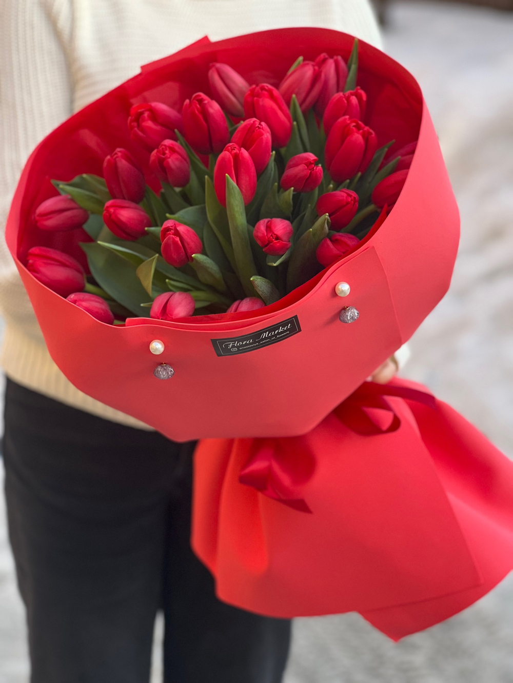 Красные тюльпаны в авторском оформлении от Флора Маркет