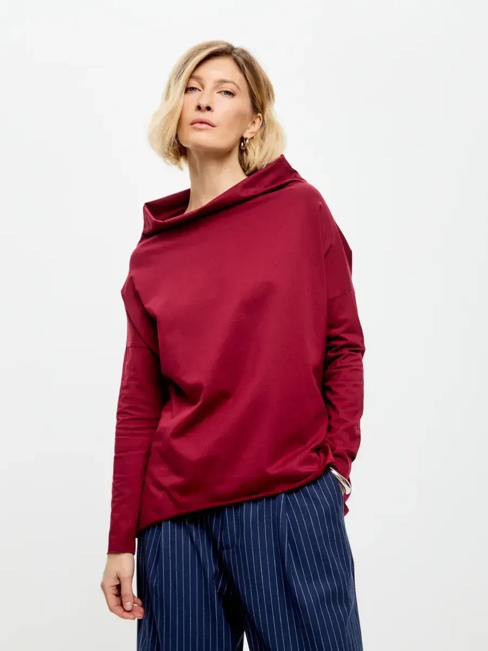 Лонгслив оверсайз с вырезом лодочка