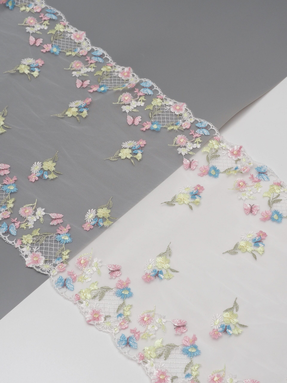 Вышивка на сетке белая с желтым голубым и розовым неэластичная ширина 24 см