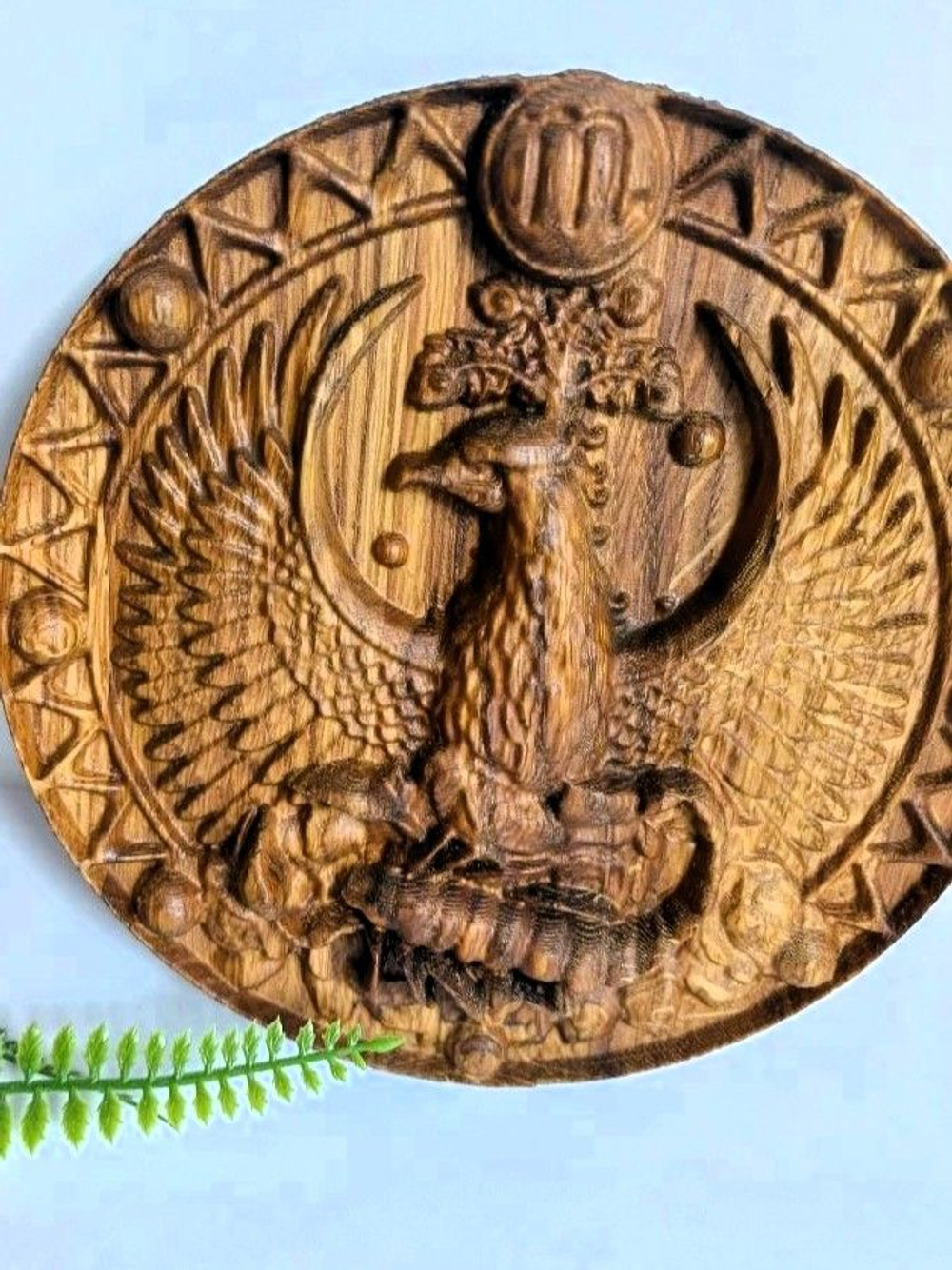 Панно Знаки Зодиака "Скорпион" резное из дуба. диаметр 14см