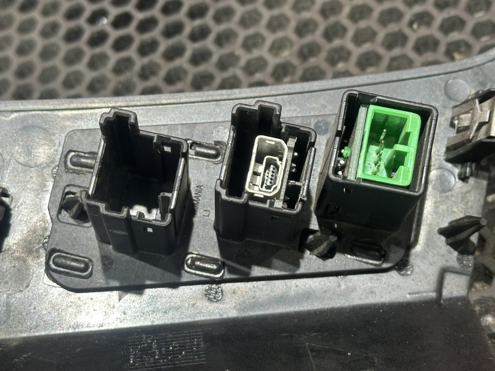 Накладка торпедо USB / AUX