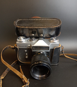 Фотоаппарат "Зенит-Е" с объективом "Индустар 61 L/Z", металл, стекло, кожа, пластик, Красногорский механический завод (КМЗ), СССР, 1977 г.