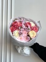 Сборный букет из хризантемы, маттиолы, кустовых пионовидных роз и диантусов роз - размер S