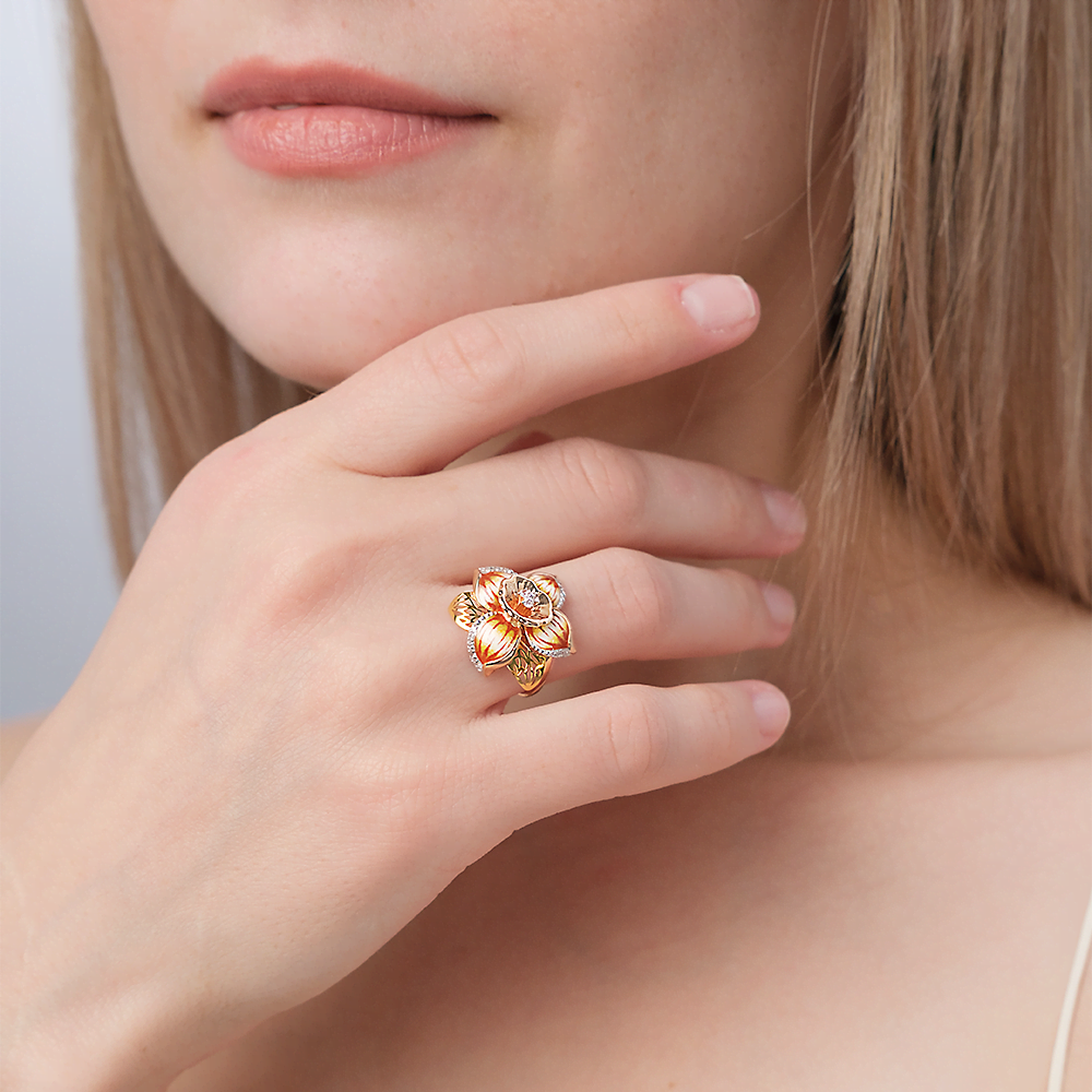 Кольцо «Нарцисс» из комбинированного золота с фианитами и эмалью