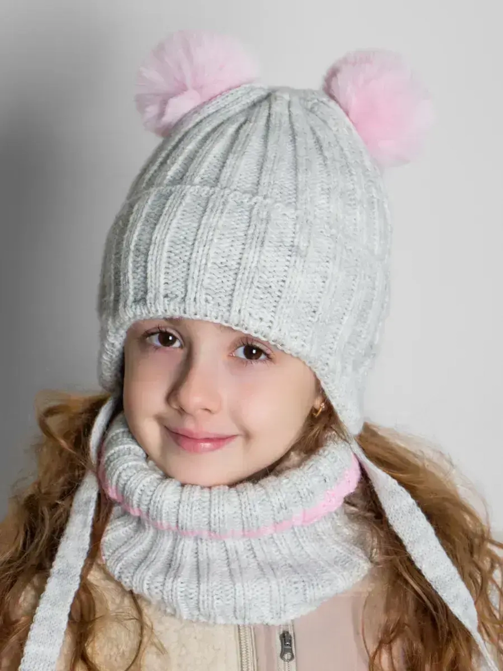 Шапка зимняя для девочки со снудом и помпонами