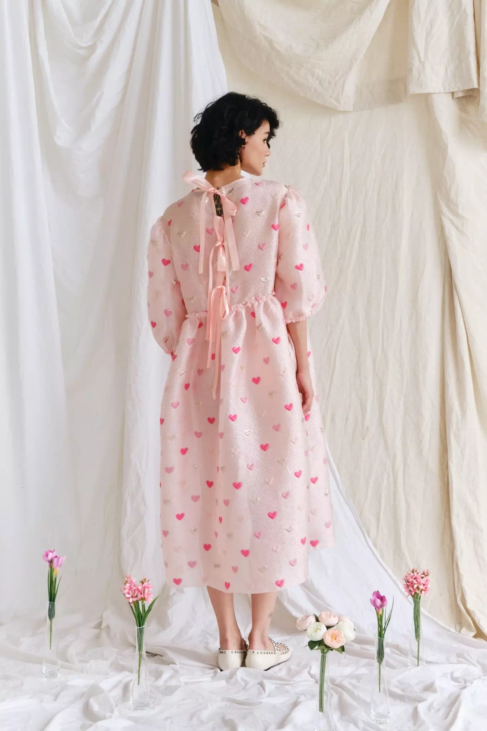 Платье с пышными рукавами и лентами на спине