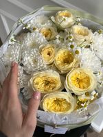 Букет сборный из кустовых пионовидных роз, ромашки и хризантемы