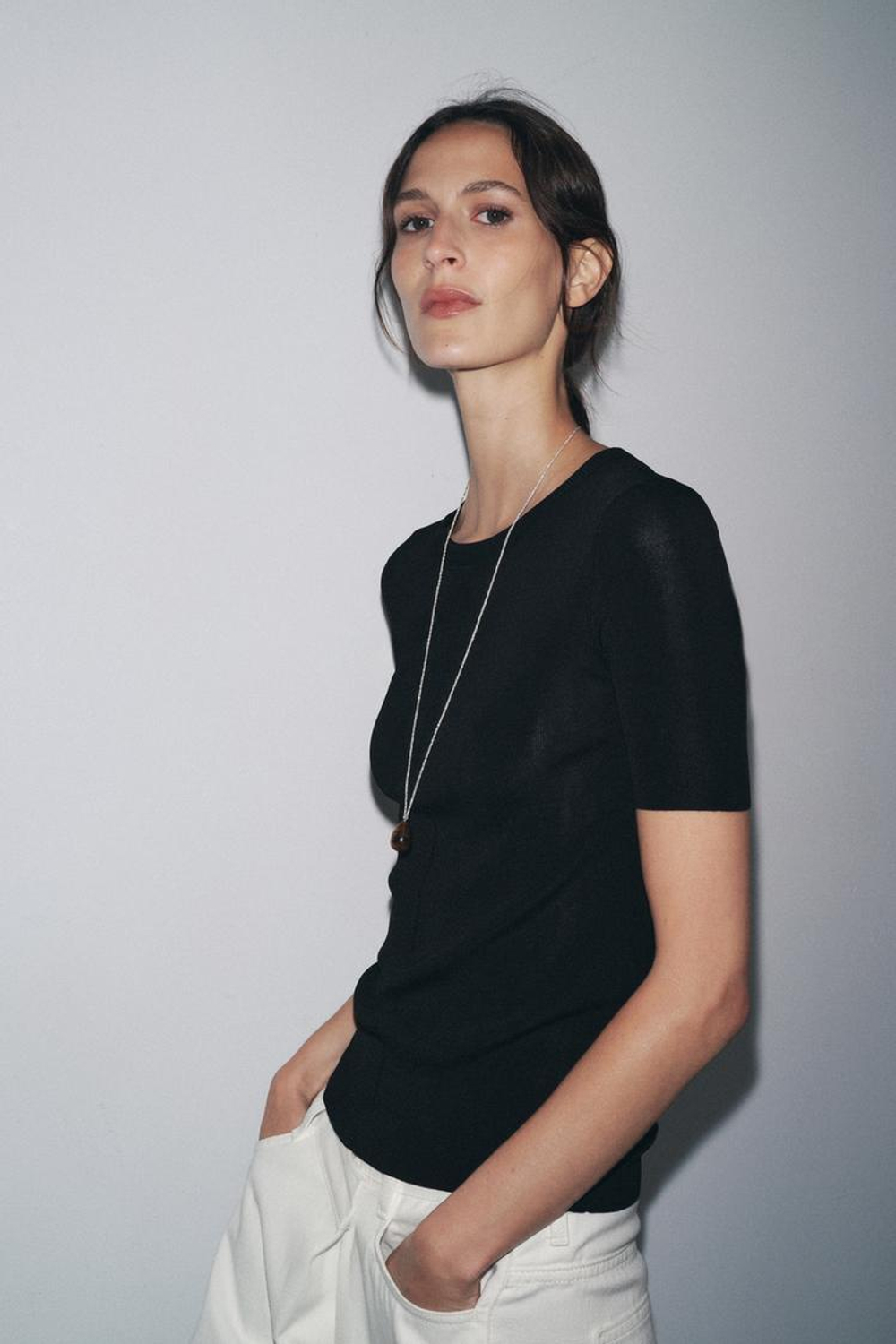 ZARA ТРИКОТАЖНЫЙ ТОП С КОРОТКИМИ РУКАВАМИ, ЧЕРНЫЙ