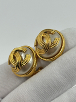 Клипсы Chanel с «жемчугом» и лого