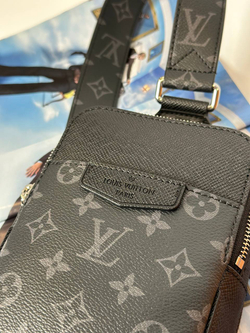 Сумка-слинг Louis Vuitton