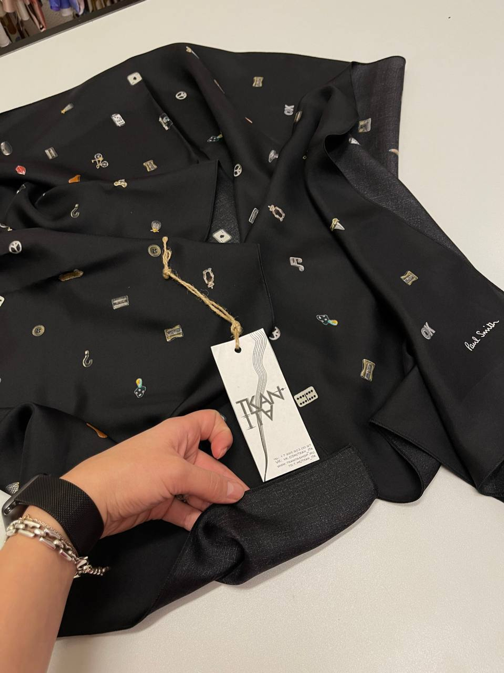 Кашне шелковое твиловое с принтом (с обработанными срезами) (Paul Smith, 100%шелк, Черный фон/мелкие пиктограммы и надпись бренда, 180*43)