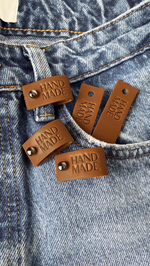 НОВИНКА Кожаные бирки с тиснением на кнопке "Hand Made"
