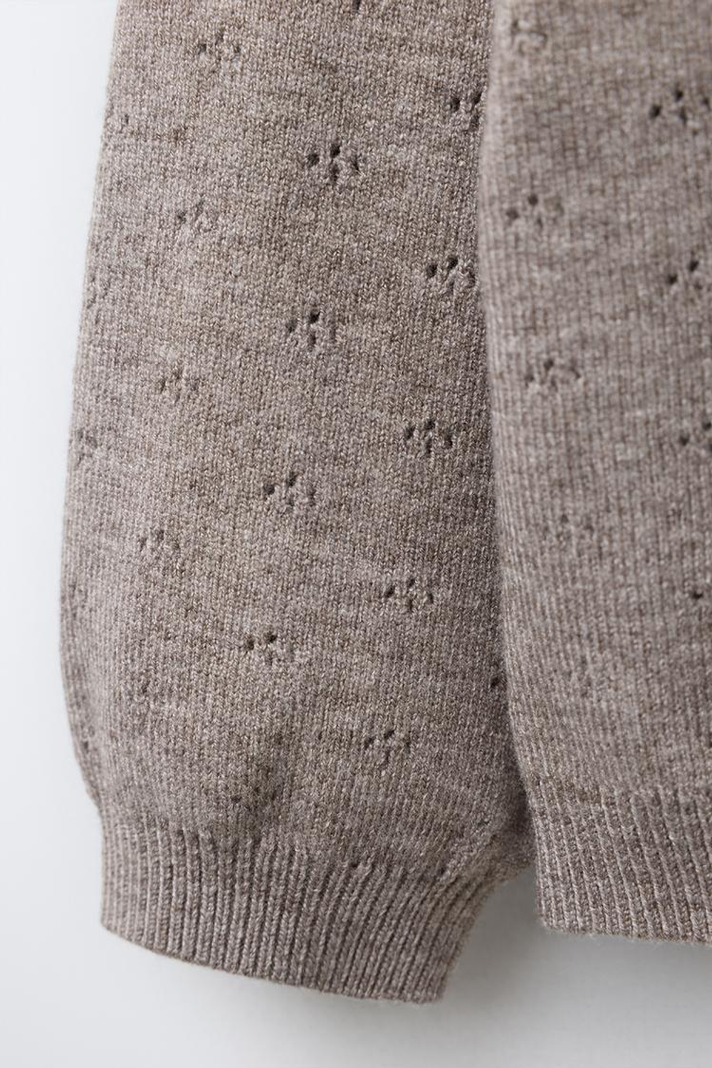 ZARA ТРИКОТАЖНЫЙ ДЖЕМПЕР С ВЫШИВКОЙ В ВИДЕ ЦВЕТОВ, СЕРО-КОРИЧНЕВЫЙ