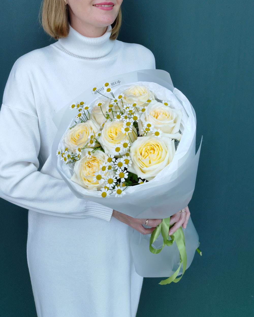 Букет из ромашки и розы пионовидной Канделайт(00480)