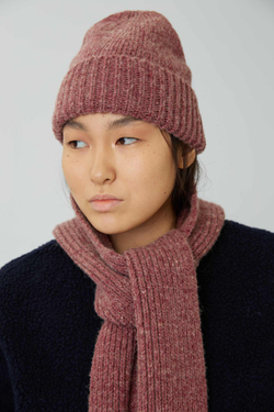 Шапка из шерсти брусничного цвета