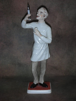 Статуэтка. Фарфор. Врач со шприцом. Goebel. Германия