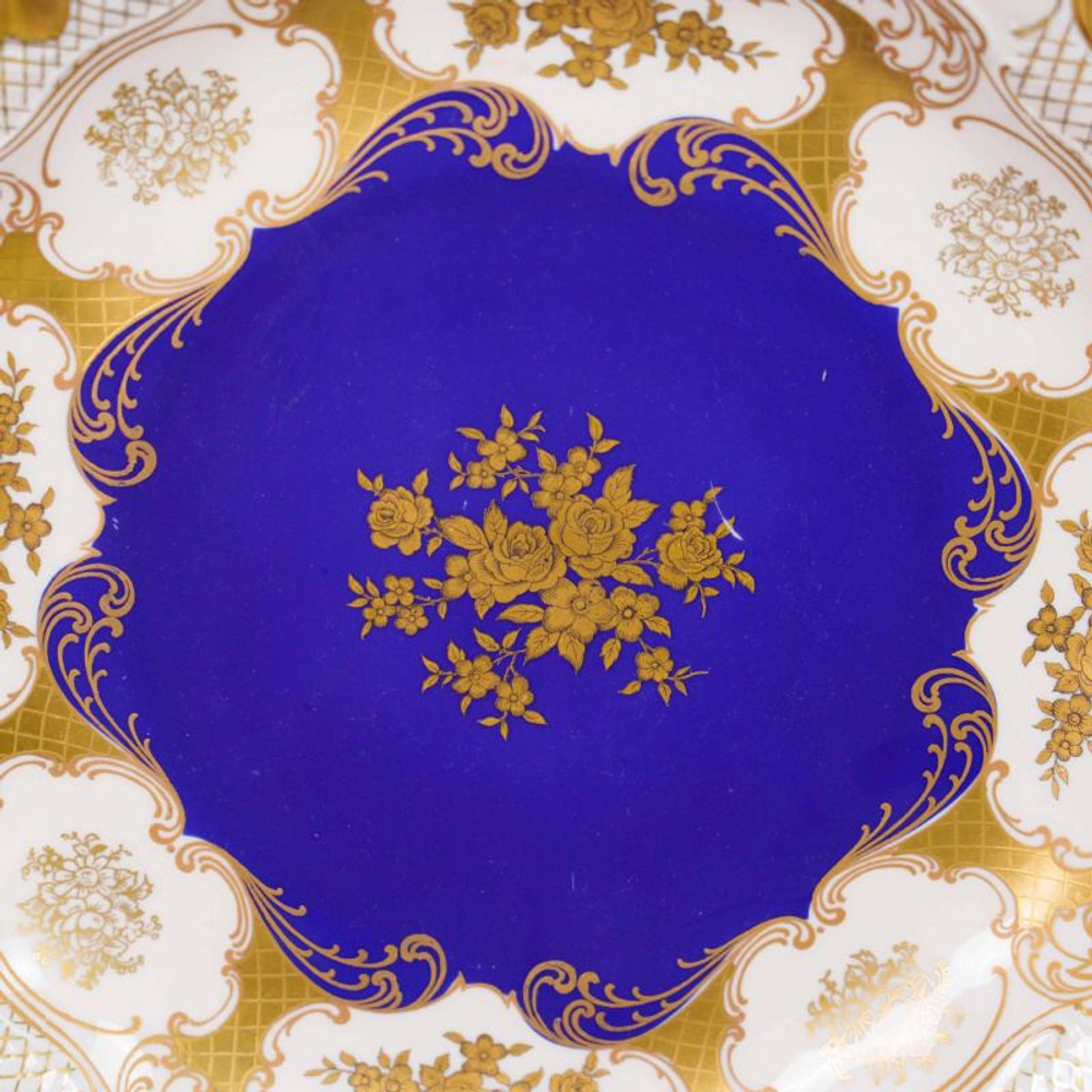 Декоративная тарелка с кобальтовым зеркалом и золочёным орнаментом