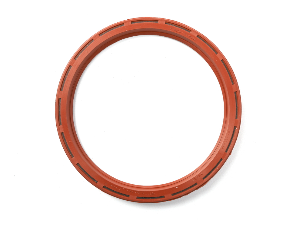 Сальник 130х155х10 а/м МАЗ ступицы заднего колеса (красный с пружиной/NBR) Резинотехника г. Балаково ( ОЕ Р.500А-3104038 к. )