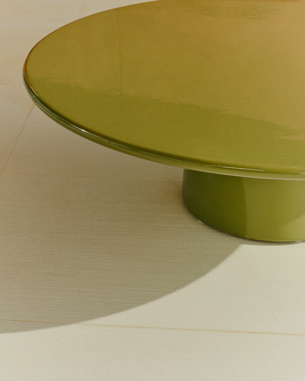 Журнальный столик Albanella из цемента с глянцевой зелёной отделкой Ø110 см