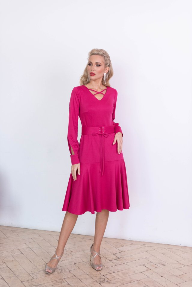 Платье-футляр с воланом в цвете фуксия из вискозы