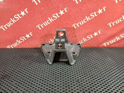 Кронштейн передней рессоры правый