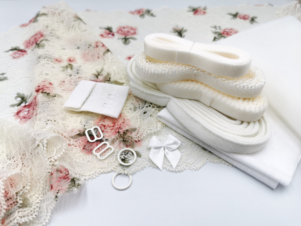 Кружевной набор для бюстгальтера с мягкой чашкой на каркасах и трусиков. Цветочный принт на молочном фоне(EK-2786)