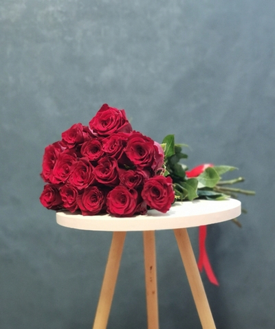 15 бордовых роз