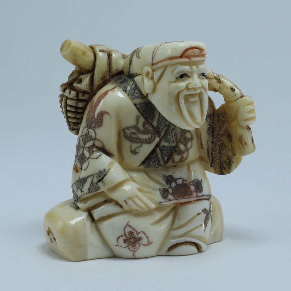 Эксклюзивная нэцкэ Дзюродзин сидящий на камне с корзиной через плечо