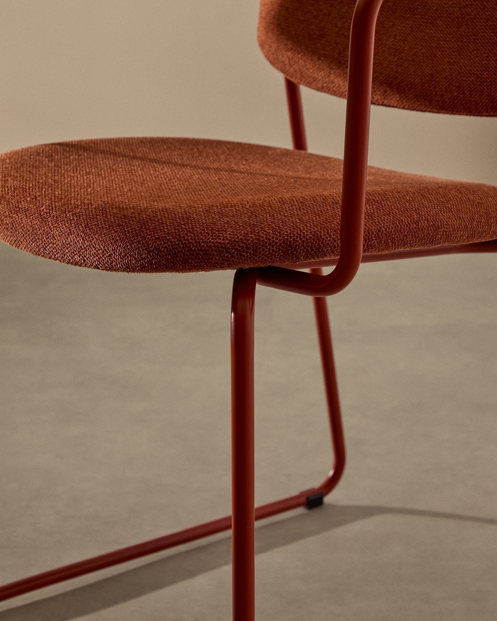 Стул Meli с подлокотниками из терракотовой шенилли с терракотовыми металлическими ножками