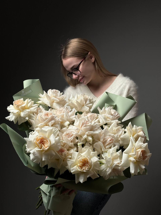 Букет из 35 кремовых французских роз в упаковке