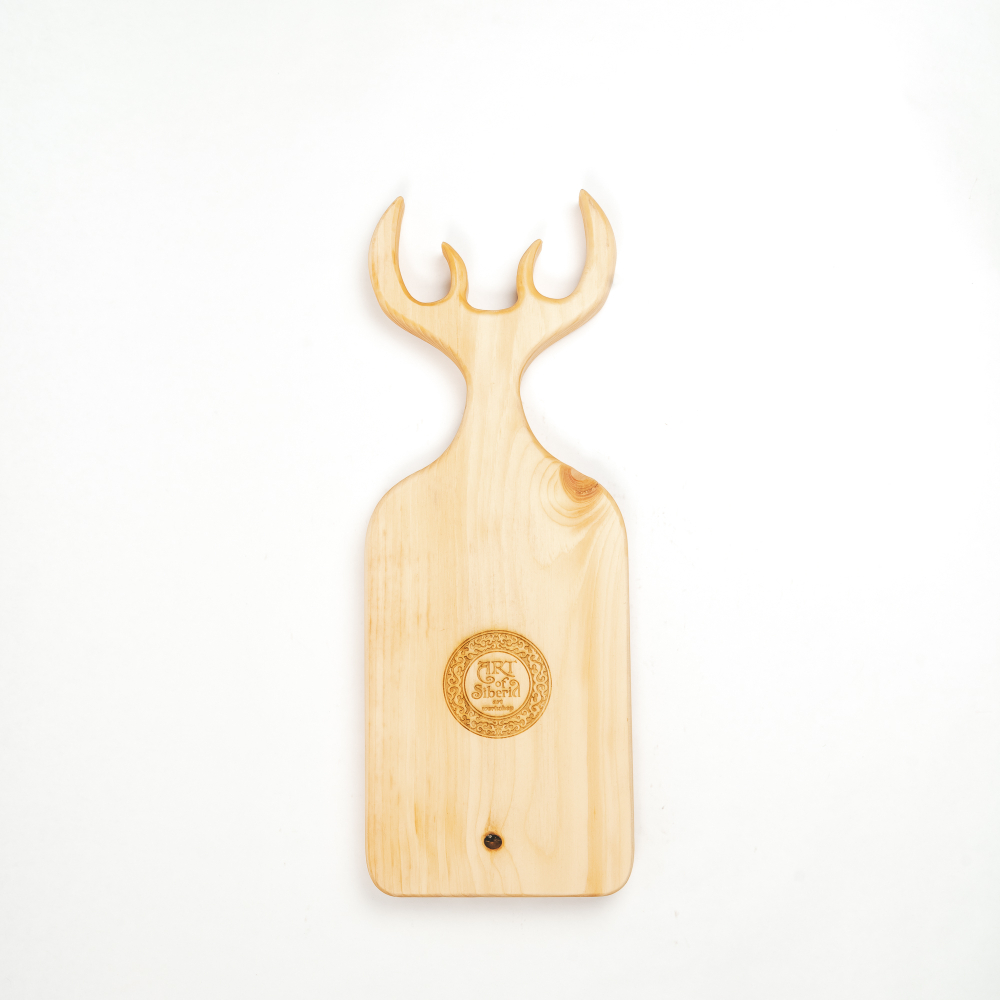 Доска разделочная из древесины сибирского кедра с гравировкой "В этом доме живет любовь". RD63