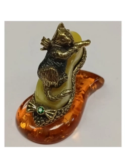 Бронзовая статуэтка на янтаре