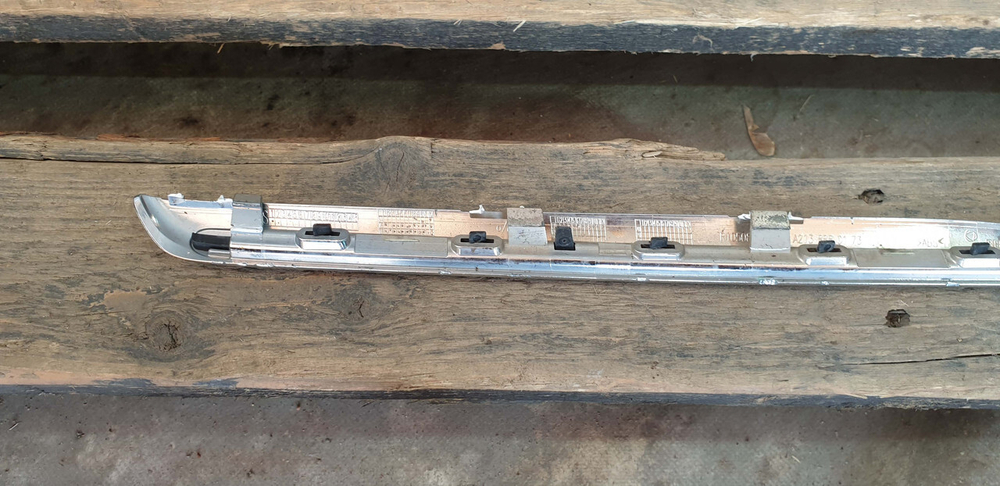 Молдинг решетки радиатора Mercedes E (W213) 16-20 Б/У Оригинал A2138880173