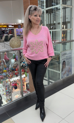 Розовый джемпер с V-образным вырезом