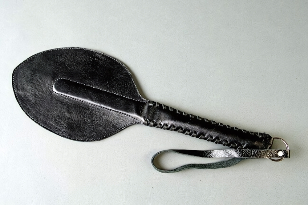 Хлопушка широкая из натуральной мягкой кожи (Цвет: черный)