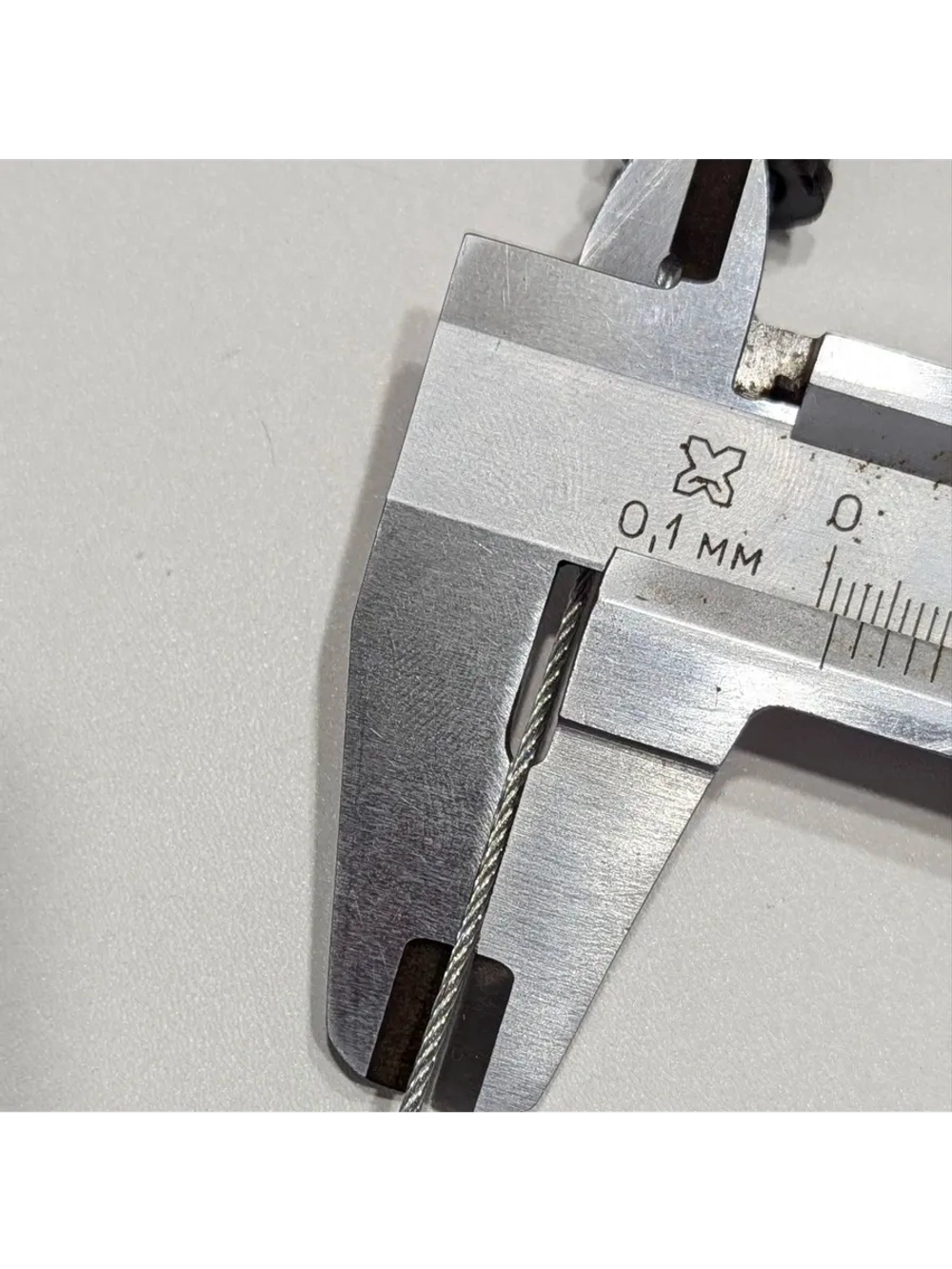 - Трос газа 970мм красный