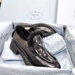 Женские лоферы Prada с мехом