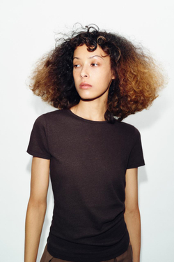 ZARA ФУТБОЛКА ИЗ ХЛОПКА И ЛЬНА С КОРОТКИМИ РУКАВАМИ, ШОКОЛАДНЫЙ