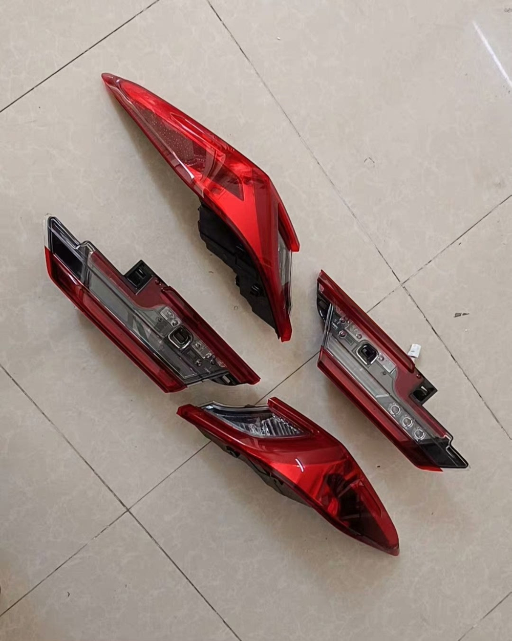 Задние фонари Toyota Camry 9-го поколения 2024, оригинал
