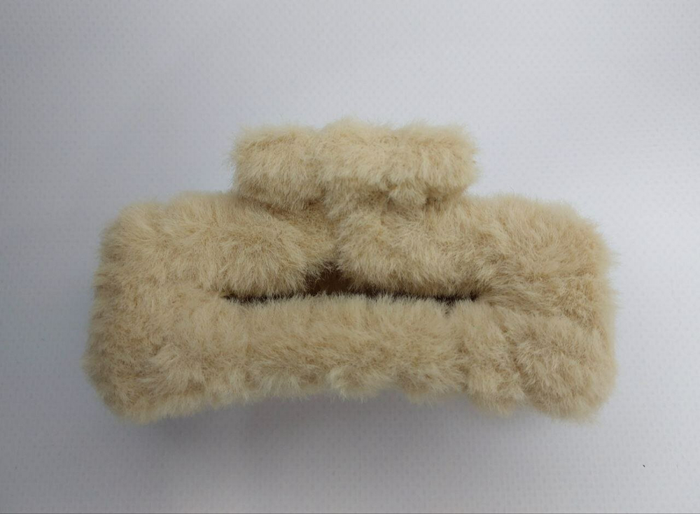 "Зимняя меховая заколка-краб". Цвет бежевый