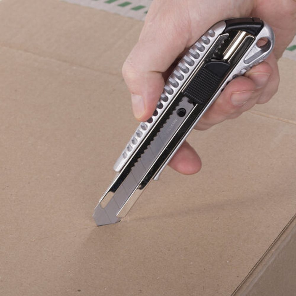 Нож канцелярский 18 мм BRAUBERG "Metallic", металлический корпус (рифленый), автофиксатор, блистер, 235401