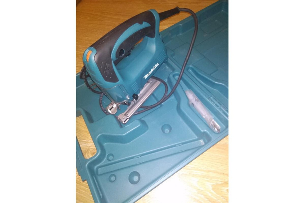 Лобзик,в\рук,450Вт,500-3100об\м,ход-18мм,рез-65мм,1.9кг,маятн,чем,набор A-86898 Makita 4329KX1